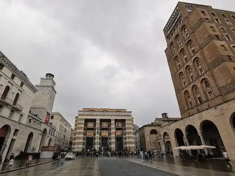 Photo de Piazza della Vittoria