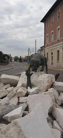 Scultura commemorativa dei cani da soccorso