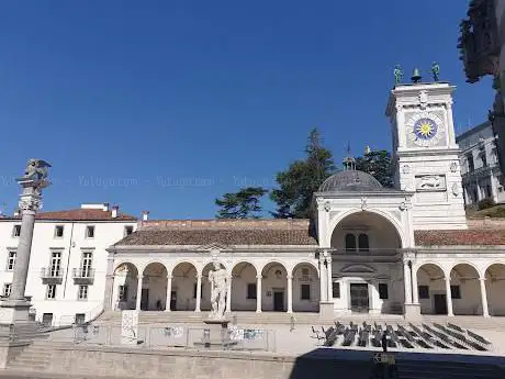 Photo de Piazza Libertà
