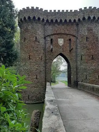 Photo de Torenpoort en brug (1830) tot kasteel De Mik