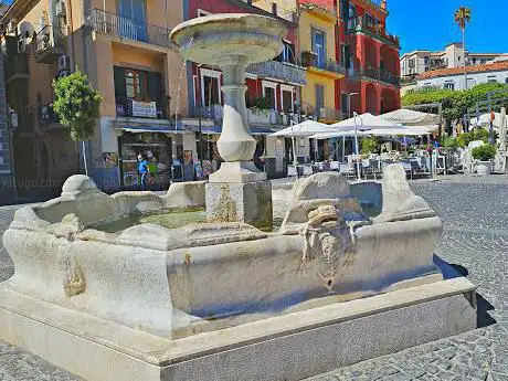 antica fontana con stemma