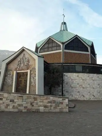 Photo de Parish Sacred Heart of Jesus of Trento