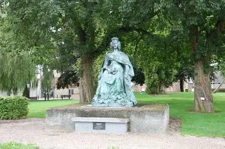 Photo de Statue de la reine Louise-Marie