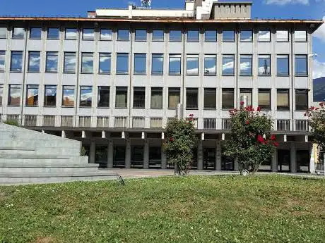 Parco pubblico con panchine