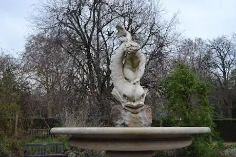 Photo de Boy and Dolphin Fountain