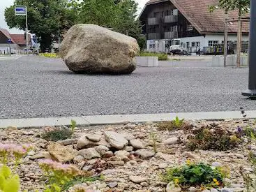 Niederbuchseiten Dorfplatz mit Findling
