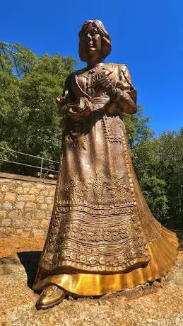 Statua di Grazia Deledda di Pietro Longu scultore.