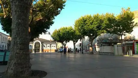 Photo de L'ESPLANADE (place centrale à Mèze)
