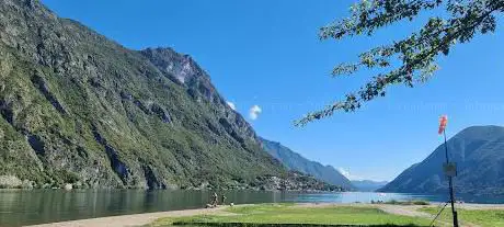 Photo de Lago spiaggia