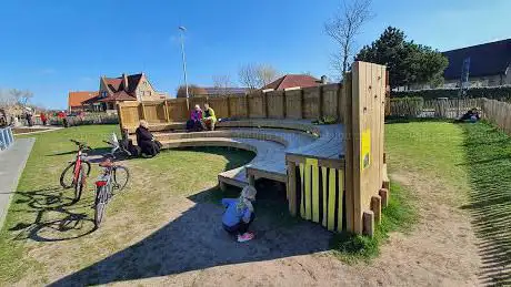 Speeltuin naast school