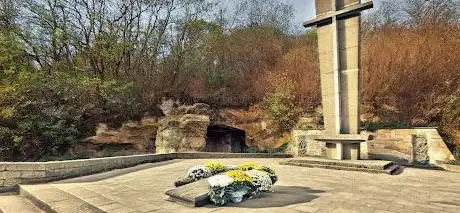 Roosburg Monument