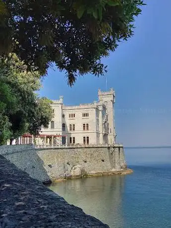 Photo de Door of the Bora