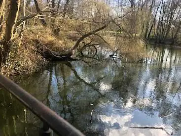 Parkje en looppiste tussen spoor en plas