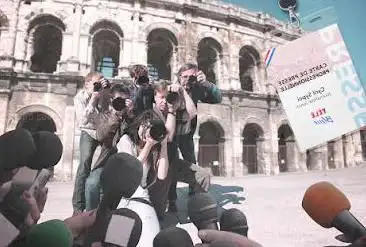 Photo de Enquête en ville ou dans les Arènes - Télé Bleue Escape Game