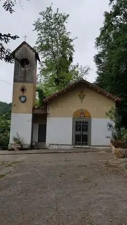 Photo de San Donato Chiesa Cattolica e Area Picnic
