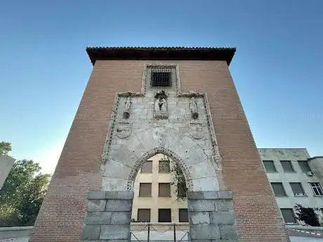 Photo de Latin Gate