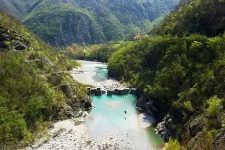 Photo de Spiaggia del Lagone della Diga di San Salvatore