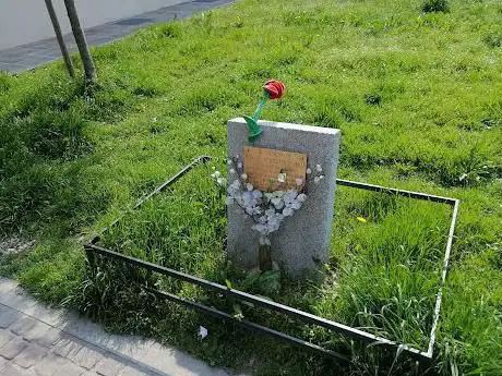 Lapide a ricordo di Don Fortunato Crotta