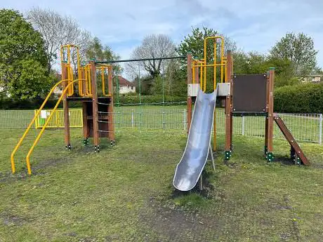 Photo de Chestnut Grove recreation ground