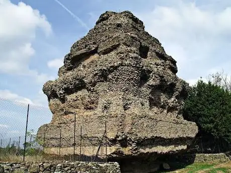 Photo de Resti di piramide romana in laterizi