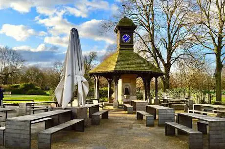 Photo de Time Flies Clock Tower and Drinking Fountain