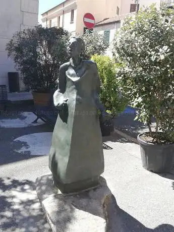 Statua di Grazia Deledda