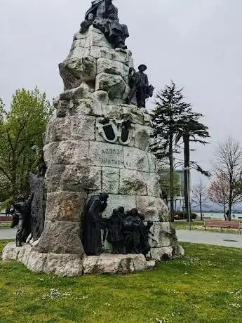 Photo de Monumento a José MarÃa de Pereda