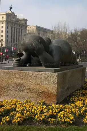 Photo de Mujer con espejo - estatua de Botero