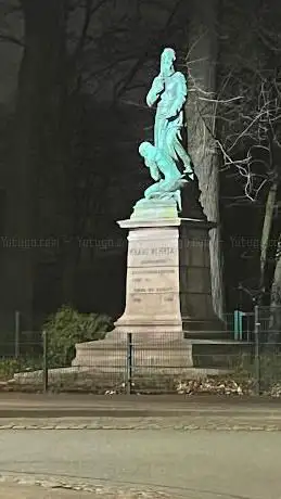 Historische pomp ( voormalige schandpaal) op de bist