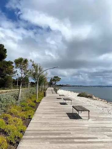 Photo de Promenade piétonne bord de mer Hyères