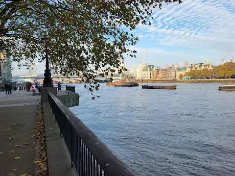 Photo de Southbank (River Thames South) Walkpath.