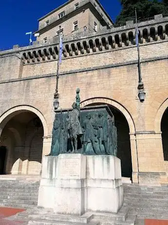 Photo de Monument to Girolamo Gozi
