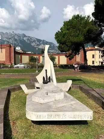 Photo de Monumento ai fratelli caduti del mare