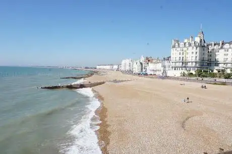 Photo de Eastbourne Beach