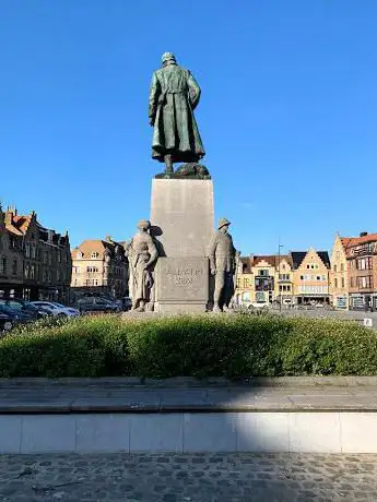 Standbeeld baron Jacques de Dixmude