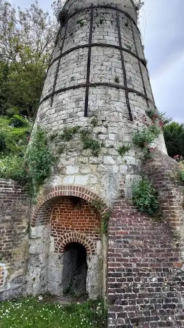 Photo de Le four à chaux et le cadran solaire