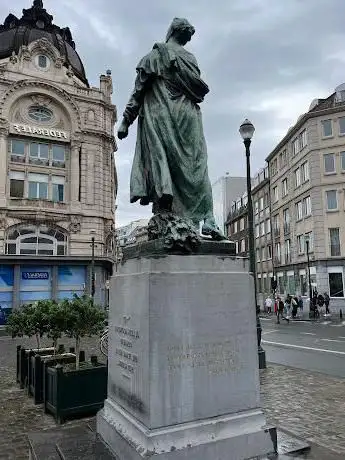 Photo de Statue de Gabrielle Petit