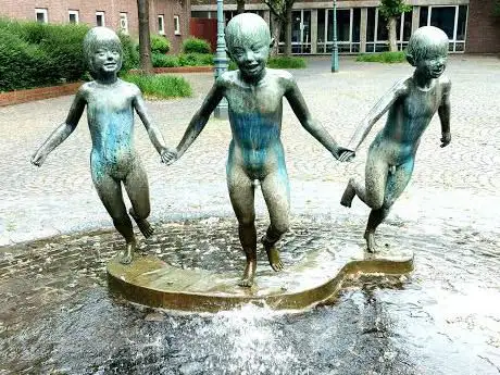 Spielende Kinder-Brunnen Aachen - Bonifatius Stirnberg (1973)