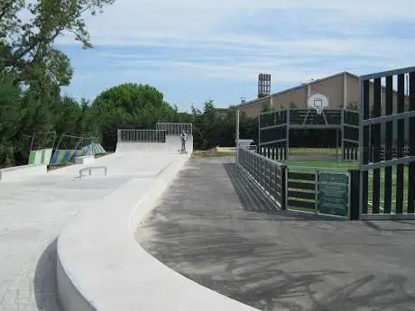 Photo de Espace de loisirs skatepark et city