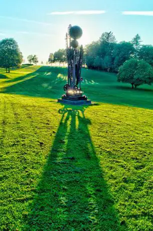 Silvester Skulptur von Bernhard Luginbühl