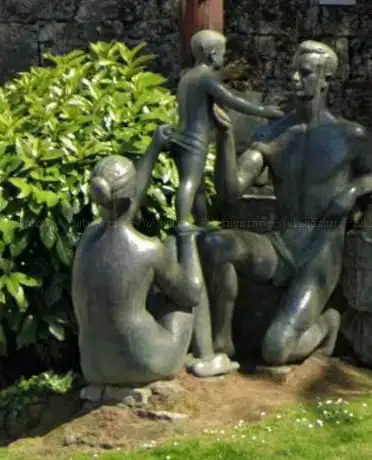 Escultura homenaje a la Familia