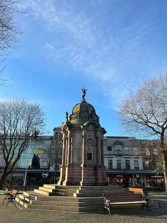 Photo de Bus Station Garden and Monument