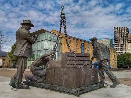 Photo de Dockers Statue