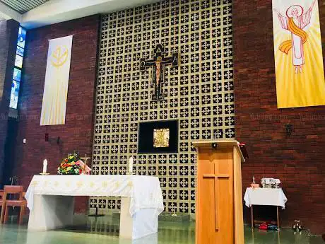 Photo de Corpus Christi Catholic Church. Wokingham