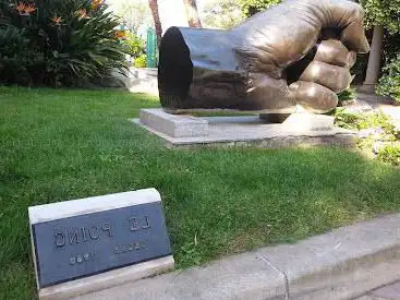 Le Poing / The Fist