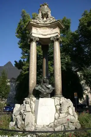 Monumento a Jean Del Cour (1911) - Escultor: Paul Du Bois