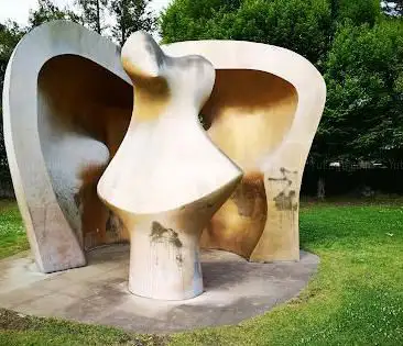 Photo de Esculturas de Henry Moore y Eduardo Chillida