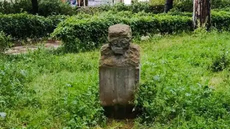 MONUMENTO A NESSUNO (Sculpture by Matteo Campulla 2015)