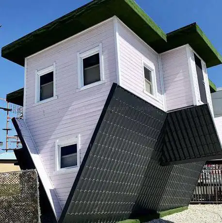 Photo de Upside Down House Partnership - Skegness