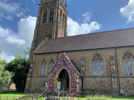 Photo de St. John the Evangelist Church Caterham Valley